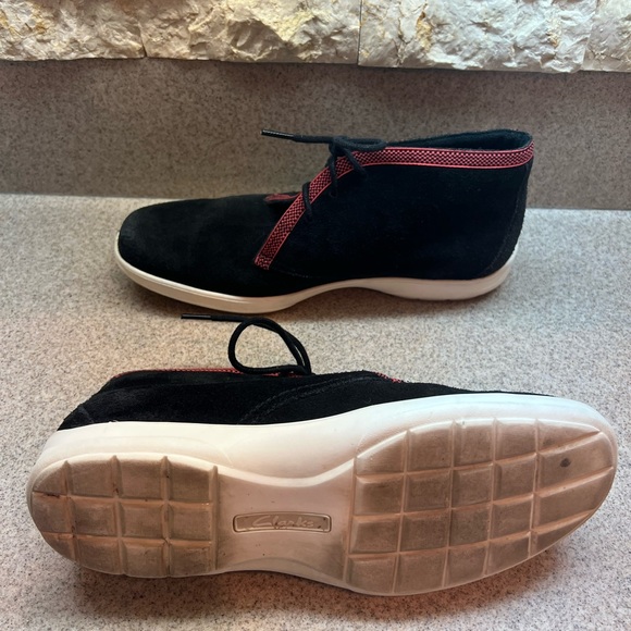 Clarks Men\'s Size 8 Womens 10M Black Suede Boots w/Red Trim main image 6
